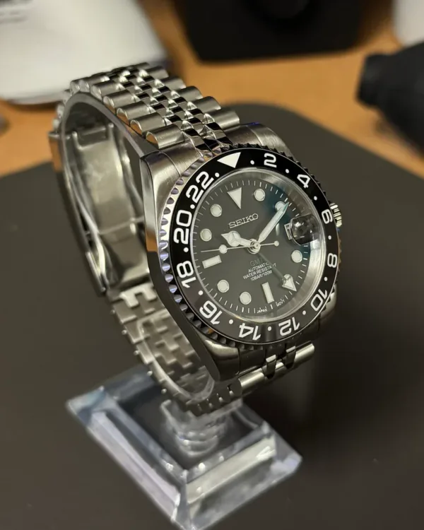 seiko-mod-gmt-bruce-wayne-side